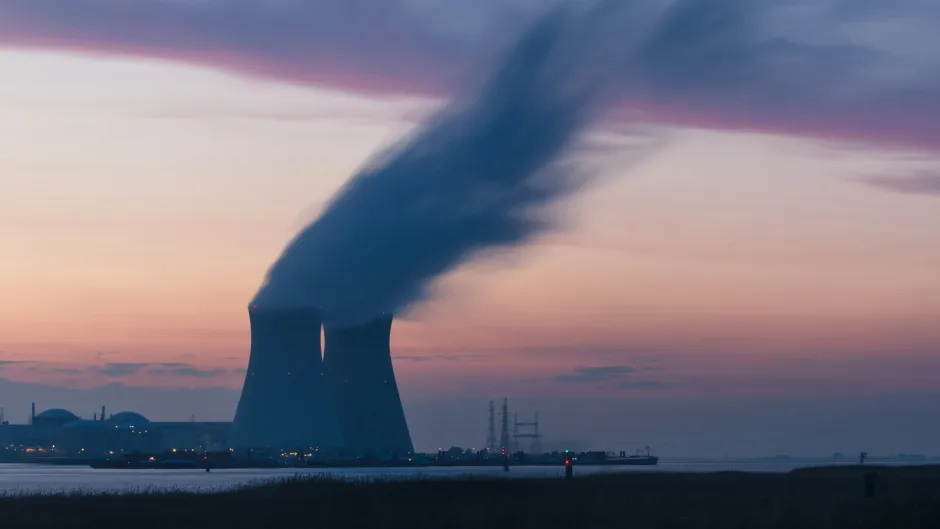 Zwei große Kühltürme eines Atomkraftwerks
